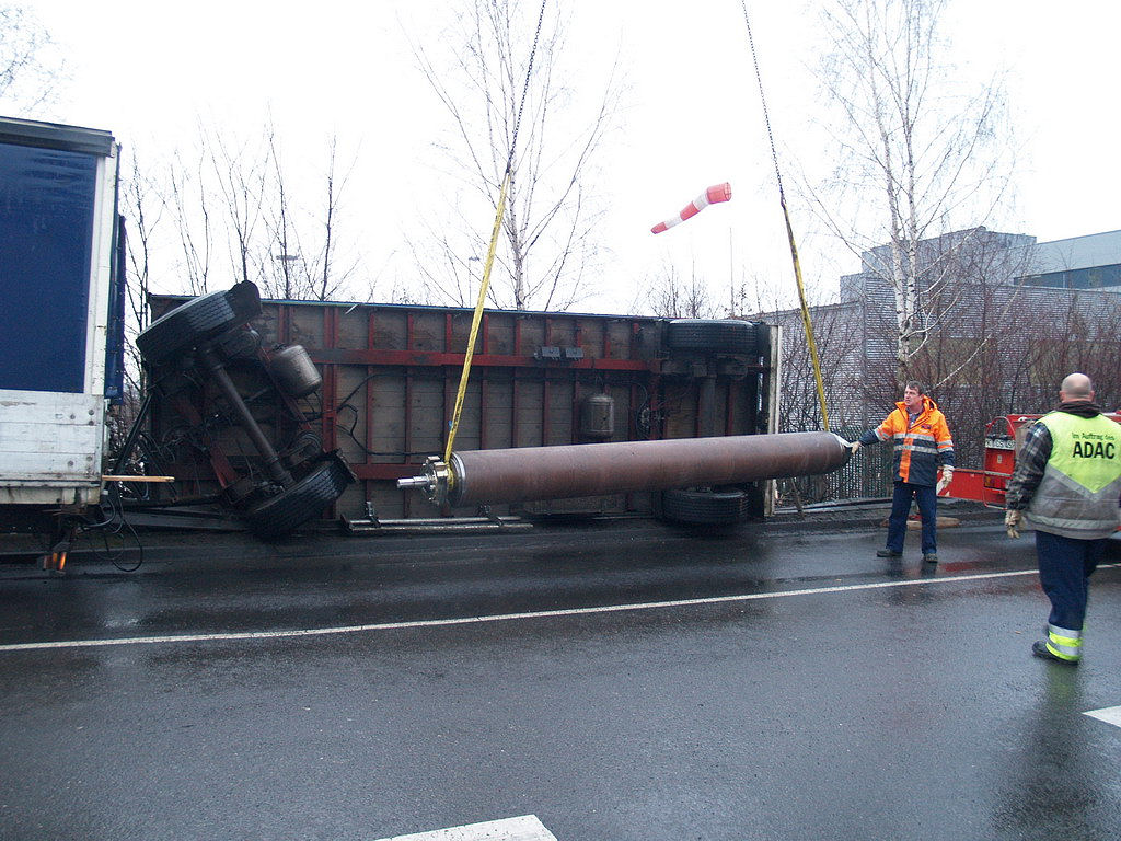 LKW Anhaenger umgekippt Koeln Niehl Geestemuenderstr Industriestr P56.JPG